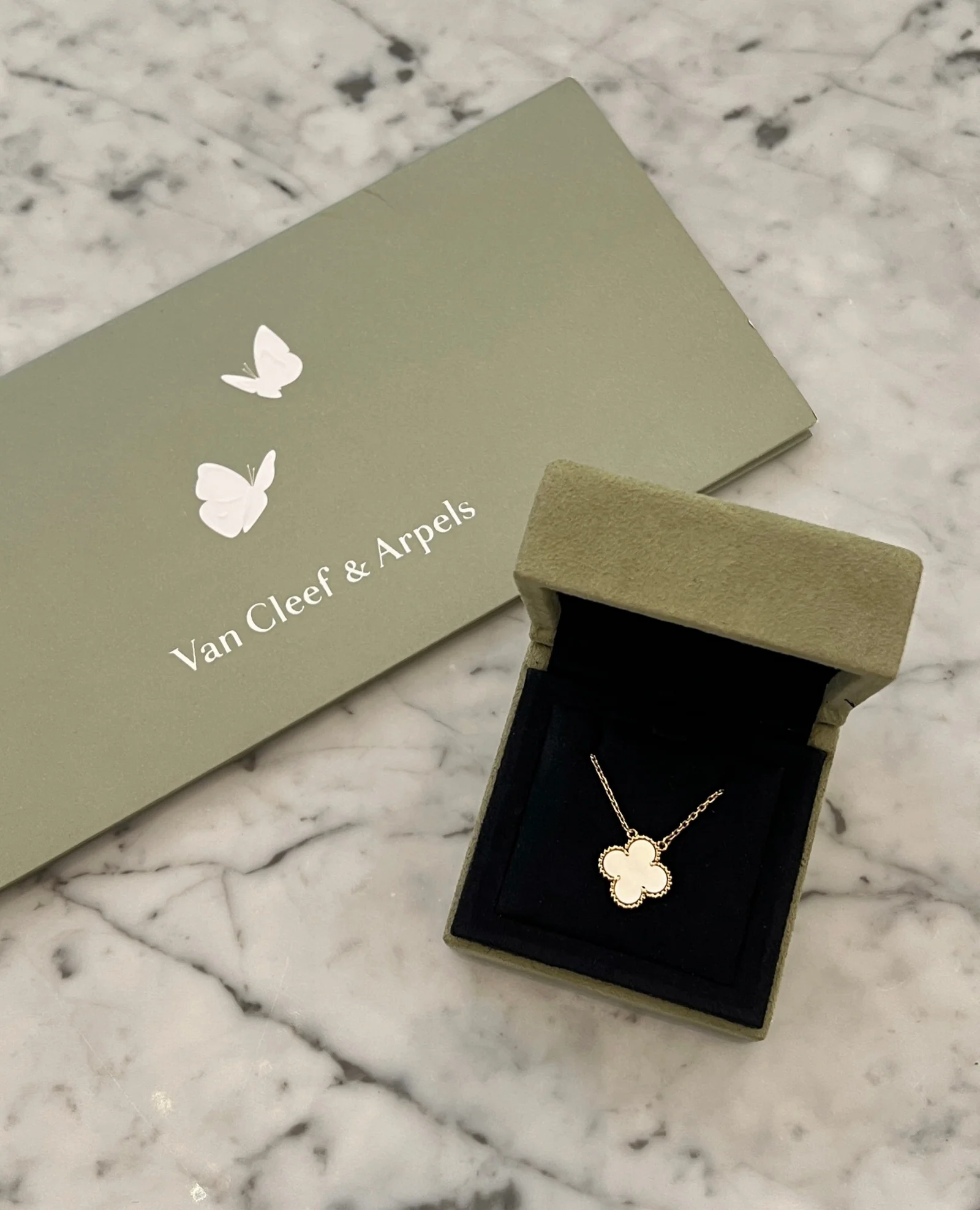 Van Cleef & Arpels Vintage Mother-of-Pearl Necklace Yellow Gold - Image 8